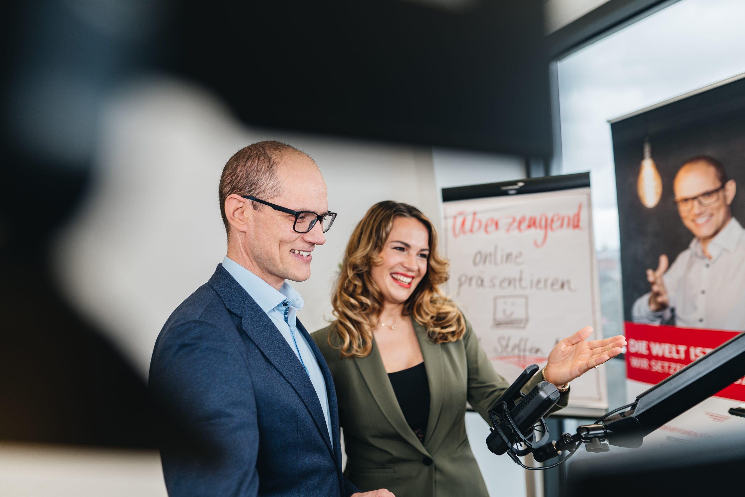 Steffen Moll und Maren Kern im virtuellen Präsentationstraining mit Mikrofon, Kamera und Flipchart