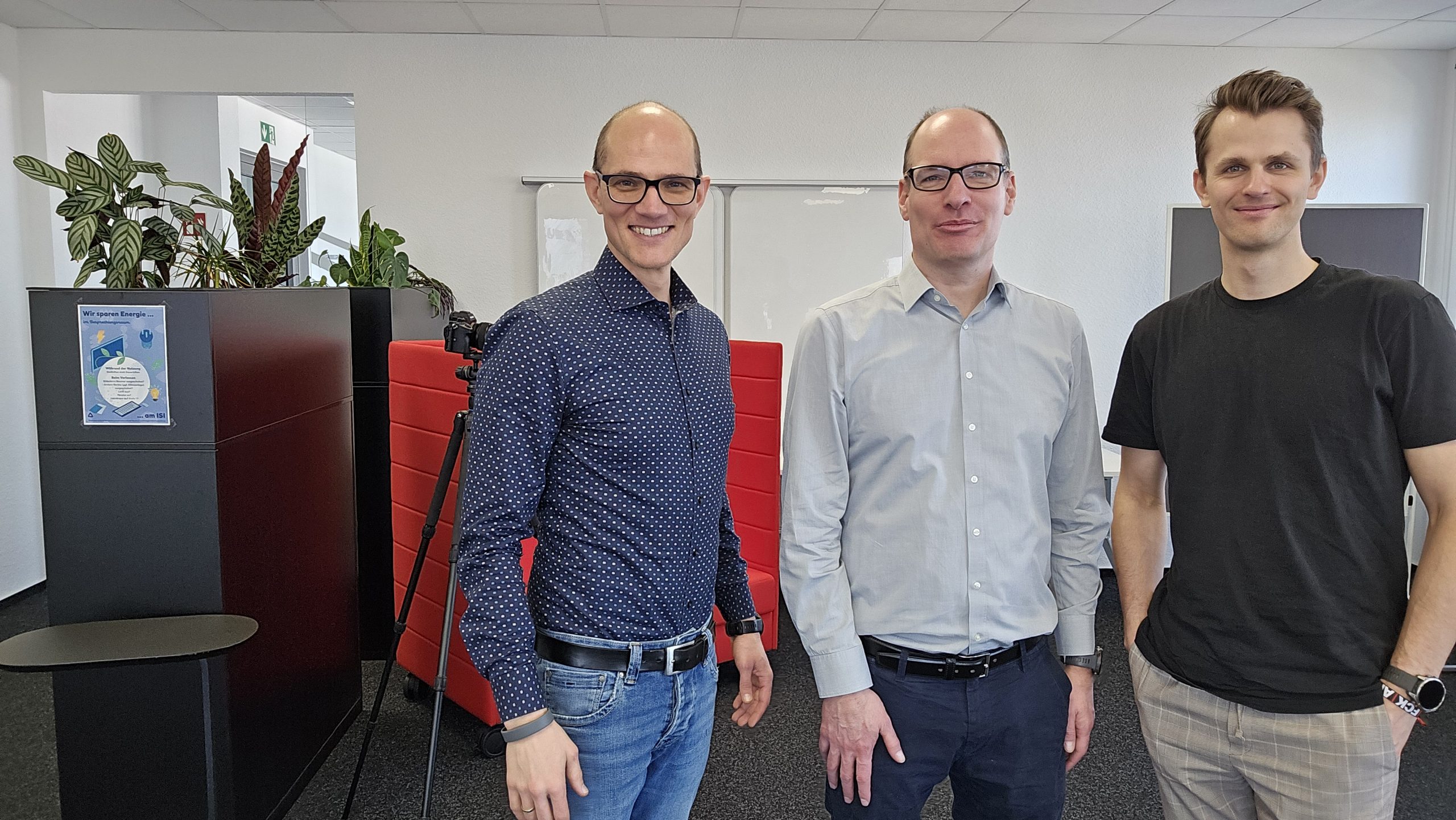 Steffen Moll, Marian Klobasa und Fabian Liesenhoff bei Fraunhofer in einem modernen Büro für Präsentationstraining mit AIM-HIGHER.