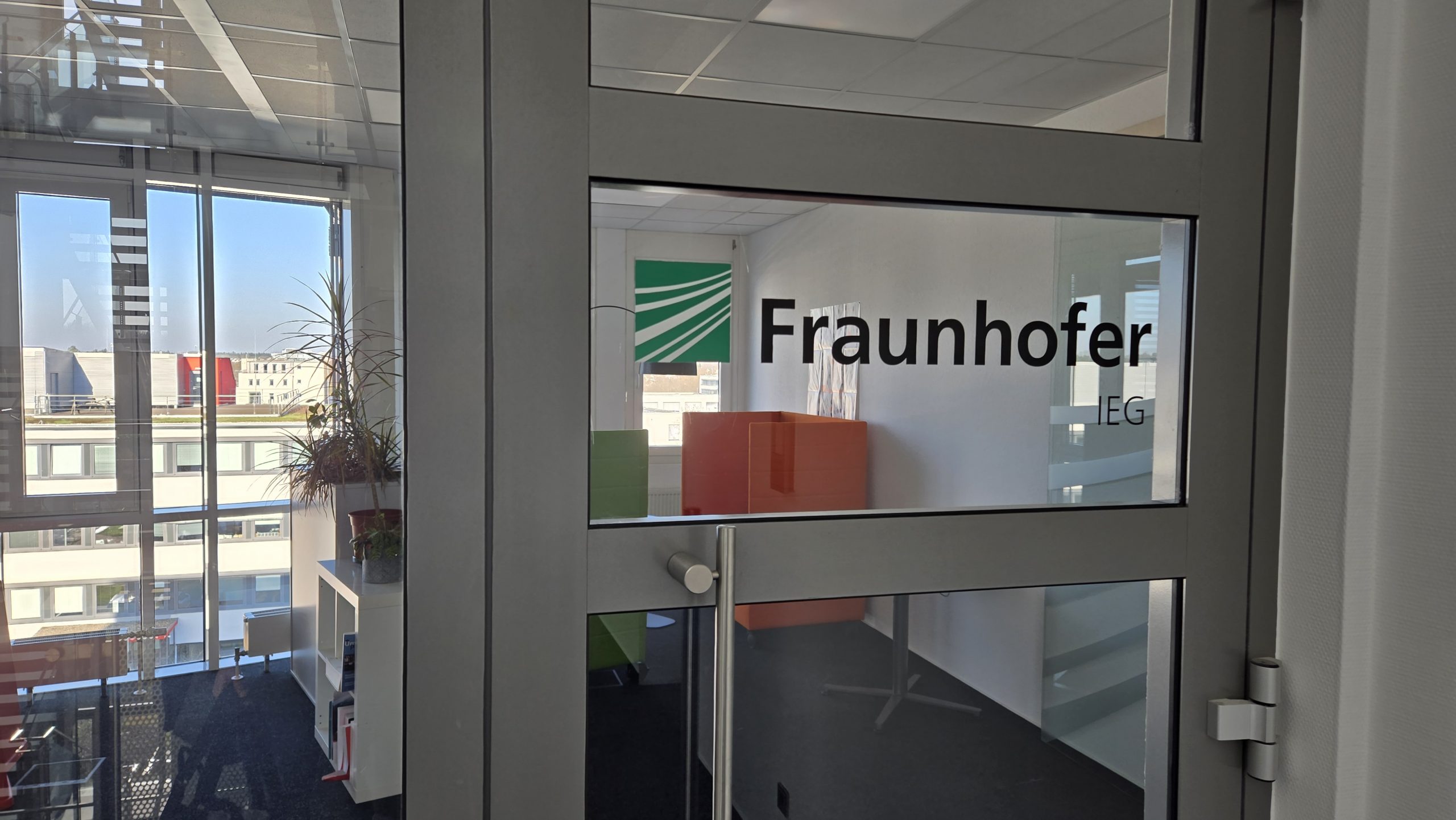 Fraunhofer ISI Standort mit Büroeinblick für Training zu verständlicher Kommunikation komplexer Inhalte